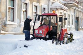 Трактор чистит дорогу от снега