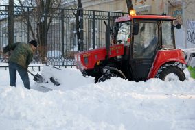 Трактор чистит дорогу от снега