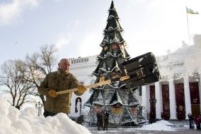 Геннадий Труханов убирает снег