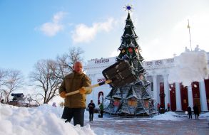 Геннадий Труханов убирает снег