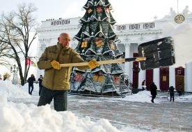 Геннадий Труханов убирает снег
