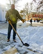Геннадий Труханов убирает снег