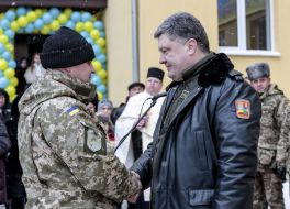 Петро Порошенко вручив ордери від квартир військовослужбовцям