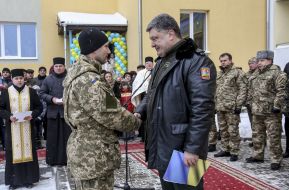 Петро Порошенко вручив ордери від квартир військовослужбовцям