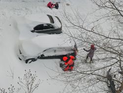 Засыпанные снегом автомобили 