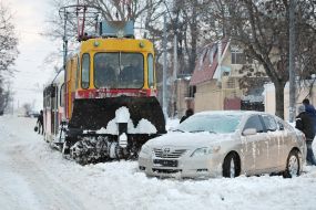 Автомобиль перекрыл движение трамваев