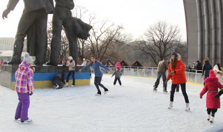 Skating rink under the arch of Friendship of Peoples
