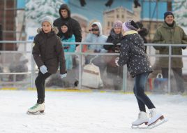 Skating rink under the arch of Friendship of Peoples