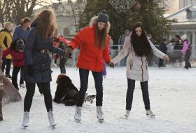 Skating rink under the arch of Friendship of Peoples
