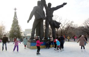 Skating rink under the arch of Friendship of Peoples