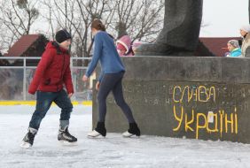Skating rink under the arch of Friendship of Peoples