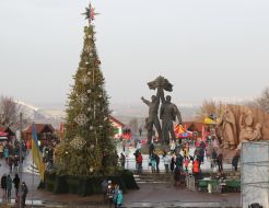 Skating rink under the arch of Friendship of Peoples