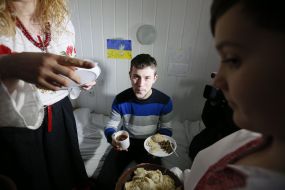 Volunteers brought kutia to wounded in hospital