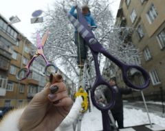 Памятник в виде парикмахерских ножниц