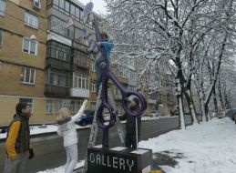 Monument in the form of hairdressing scissors