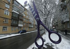 Памятник в виде парикмахерских ножниц