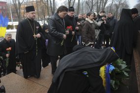 Participants in the ceremony of laying flowers