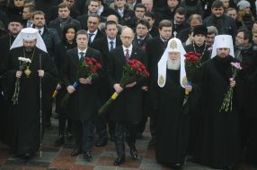 Participants in the ceremony of laying flowers