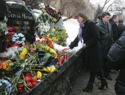 Возложение цветов к памятнику Сергею Нигояну