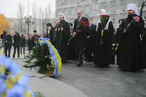Participants in the ceremony of laying flowers