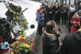 Возложение цветов к памятнику Сергею Нигояну