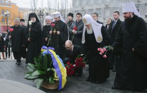 Participants in the ceremony of laying flowers