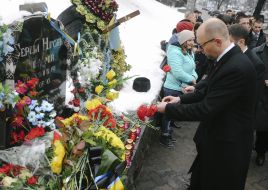 Возложение цветов к памятнику Сергею Нигояну