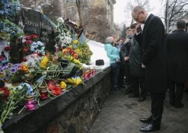 Возложение цветов к памятнику Сергею Нигояну