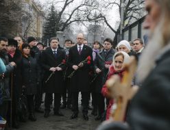 Возложение цветов к памятнику Сергею Нигояну