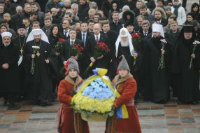 Participants in the ceremony of laying flowers