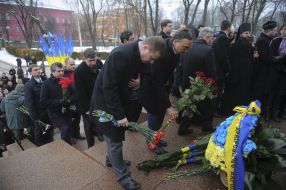 Participants in the ceremony of laying flowers