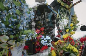 Цветы возле памятника Сергею Нигояну