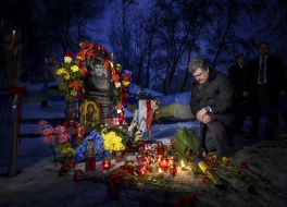 Петр Порошенко возле памятника Михаилу Жизневскому