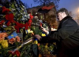 Петр Порошенко возле памятника Сергею Нигояну