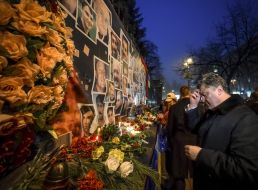 Петр Порошенко возле памятной стены героям Небесной сотни