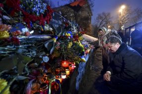 Петр Порошенко возле памятника Сергею Нигояну