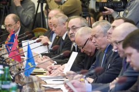 Учасники розширеного засідання Консультативної ради з питань місцевого самоврядування