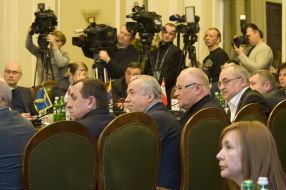 Учасники розширеного засідання Консультативної ради з питань місцевого самоврядування