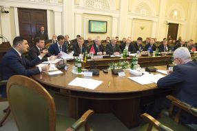 Учасники розширеного засідання Консультативної ради з питань місцевого самоврядування