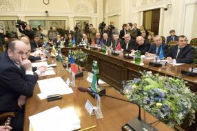 Учасники розширеного засідання Консультативної ради з питань місцевого самоврядування