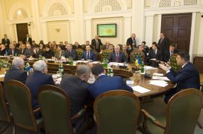 Учасники розширеного засідання Консультативної ради з питань місцевого самоврядування