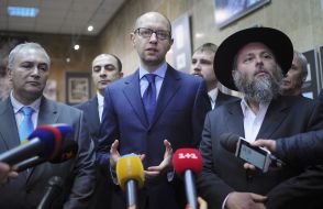 Arseniy Yatsenyuk at the exhibition