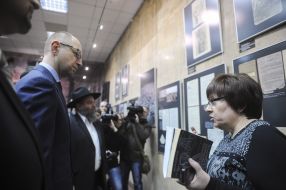 Arseniy Yatsenyuk at the exhibition