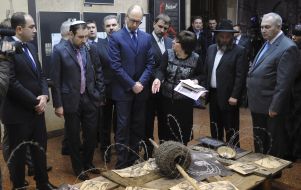 Arseniy Yatsenyuk at the exhibition
