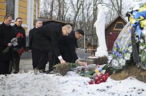 Laying flowers at the memorial cross to the Heroes Krut