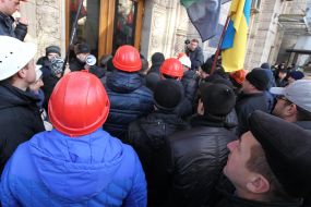 Шахтеры пикетируют здание Минэнерго