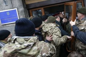 Soldiers of the 24th battalion of "Aydar" picket the Ministry of Defence