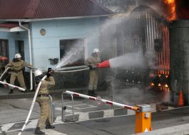 Пожарные тушат горящие шины 