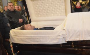 Гроб с телом Андрея Кузьменко