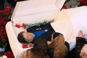 Гроб с телом Андрея Кузьменко